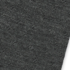Detailaufnahme Eyelet-Muster des Jalfe Merino Dreiecktuchs in Anthra