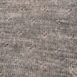 Detail des grauen Eyeletmusters