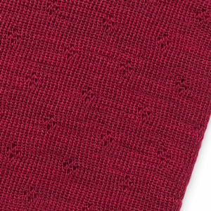 Detailaufnahme Eyelet-Muster des Jalfe Merino Dreiecktuchs in Dunkelrot