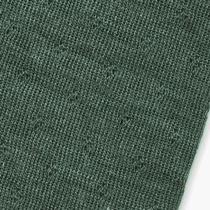 Detailaufnahme Eyelet-Muster des Jalfe Merino Dreiecktuchs in Dustygreen