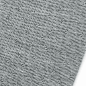 Detailaufnahme Eyelet-Muster des Jalfe Merino Dreiecktuchs in Grau