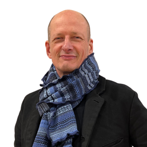 Mann, der In Blautönen gemusterter Wollschal von Invero trägt