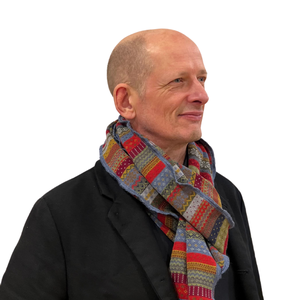 Mann der Wollschal Cacha Jeans trägt