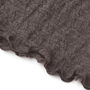 Detailaufnahme Jacquard-Muster des Jalfe Merino Riesenschals in Braun