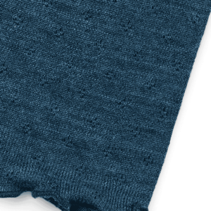 Detailaufnahme Eyelet-Muster des Jalfe Merino Dreiecktuchs in Petrol