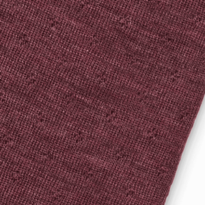 Detailaufnahme Eyelet-Muster des Jalfe Merino Dreiecktuchs in Pflaume