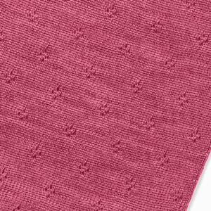 Detailaufnahme Eyelet-Muster des Jalfe Merino Dreiecktuchs in Pinkgrapeume