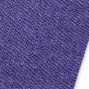 Detailaufnahme Eyelet-Muster des Jalfe Merino Dreiecktuchs in Violet