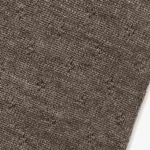 Detailaufnahme Eyelet-Muster des Jalfe Merino Dreiecktuchs in Wood